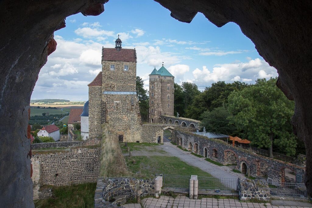 Blick auf die Burg Stolpen mit ihren markanten Basalttürmen