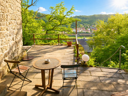 Das Bild zeigt die Terrasse vor der Untergeschoss Ferienwohnung in der Luxusboofe in Königstein
