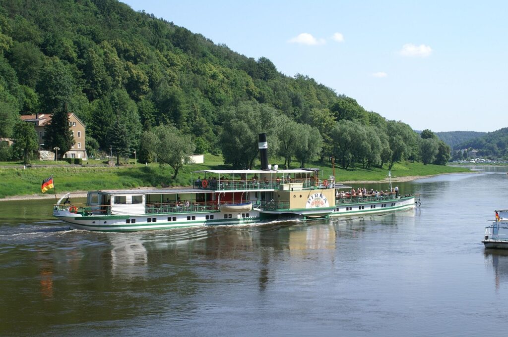 Historischer Raddampfer auf der Elbe in der Sächsischen Schweiz