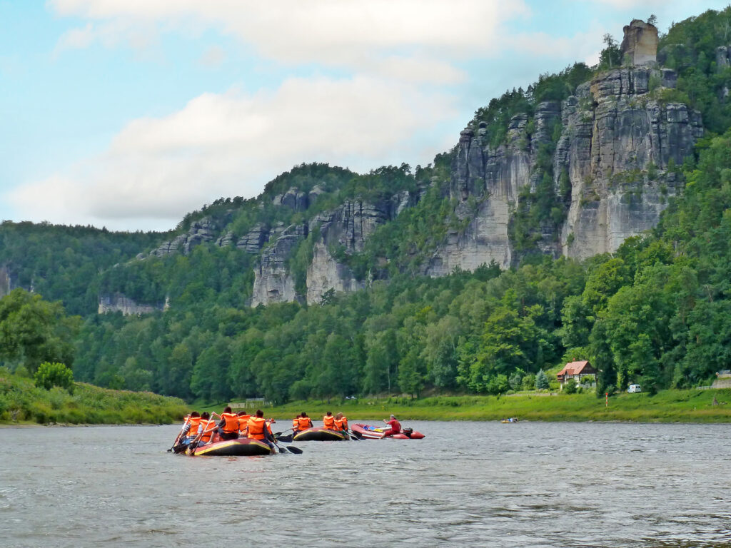 Schlauchboote auf der Elbe vor der Kulisse der Sächsischen Schweiz