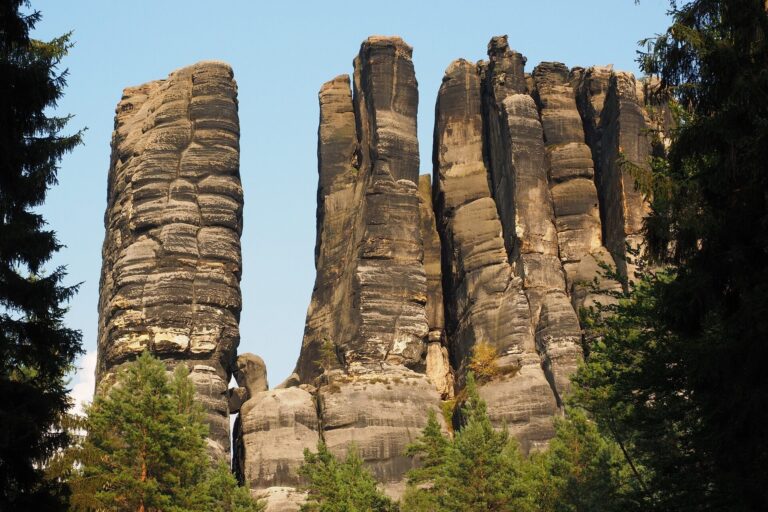 Zerklüftete Sandsteinfelsen der Affensteine im Nationalpark Sächsische Schweiz