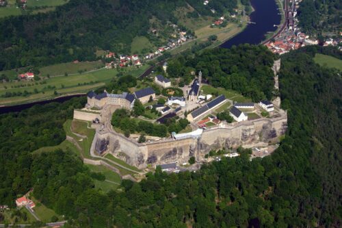 Festung Königstein auf einem Felsplateau über dem Elbtal