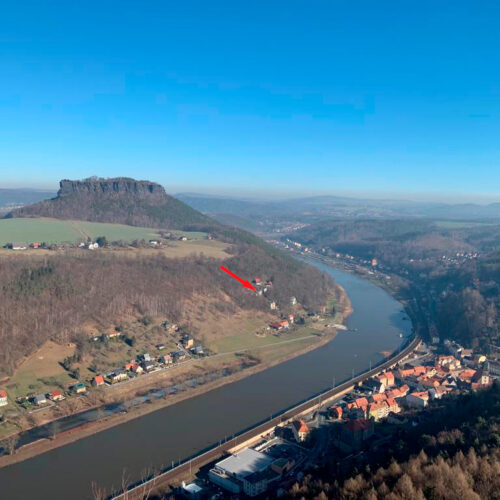 Das Bild zeigt auf einer Luftaufnahme der Elbe und des Liliensteins, wo sich das Ferienhaus Luxusboofe befindet