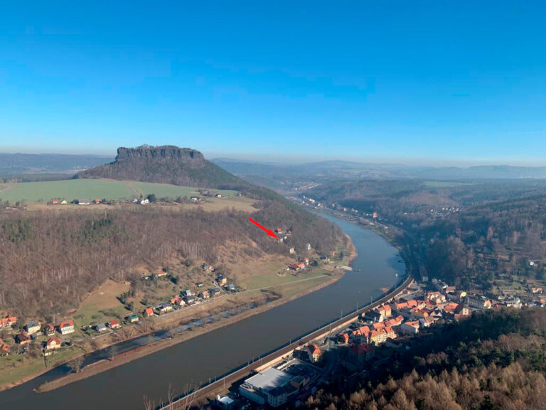 Das Bild zeigt auf einer Luftaufnahme der Elbe und des Liliensteins, wo sich das Ferienhaus Luxusboofe befindet