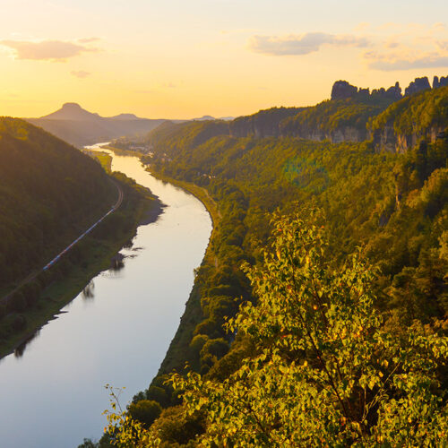Blick auf die Elbe und die beeindruckende Felslandschaft in der Sächsischen Schweiz