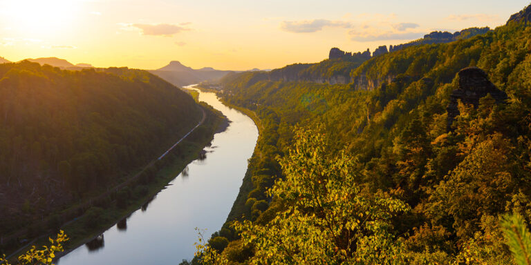 Blick auf die Elbe und die beeindruckende Felslandschaft in der Sächsischen Schweiz