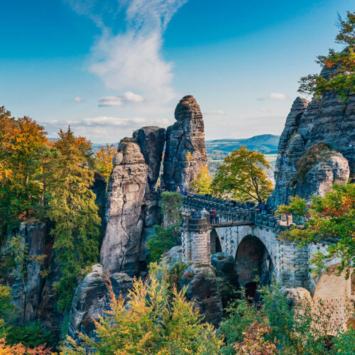 Die Basteibrücke zwischen markanten Sandsteinfelsen