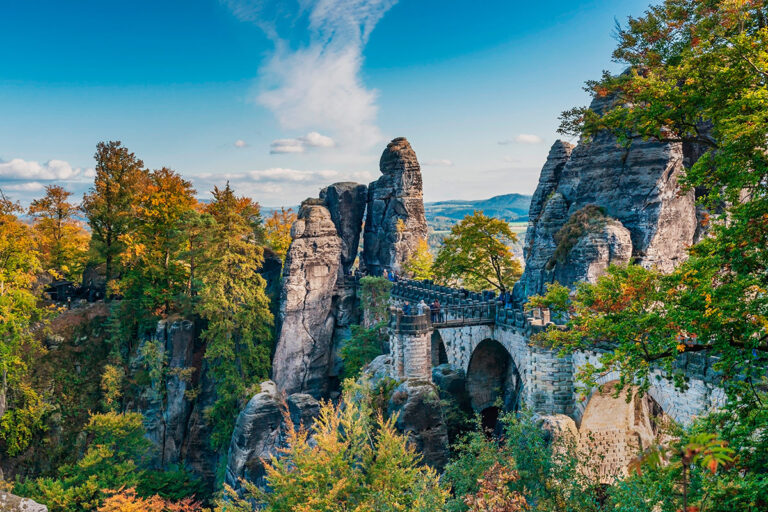 Die Basteibrücke zwischen markanten Sandsteinfelsen