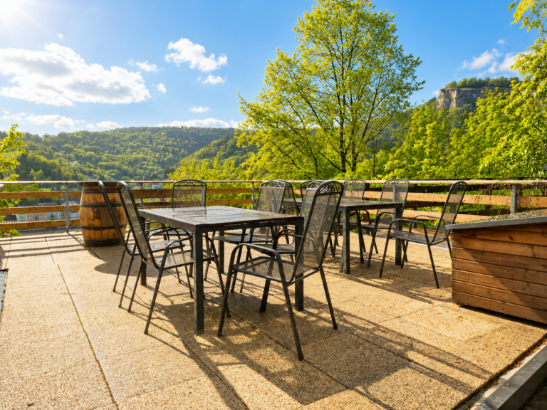 Das Bild zeigt die Gemeinschafts-Terrasse am Ferienhaus Luxusboofe in Königstein