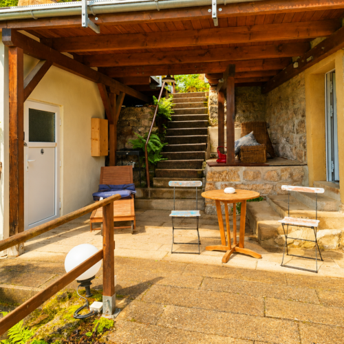 Das Bild zeigt die Terrasse vor der Untergeschoss Ferienwohnung in der Luxusboofe in Königstein
