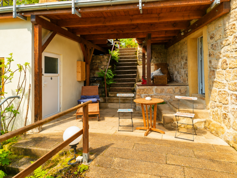 Das Bild zeigt die Terrasse vor der Untergeschoss Ferienwohnung in der Luxusboofe in Königstein
