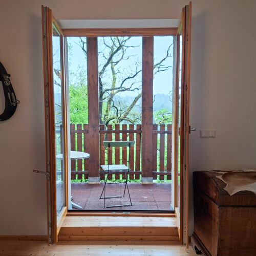 Das Bild zeigt den Blick auf den Balkon in der Erdgeschoss Ferienwohnung in der Luxusboofe in Königstein