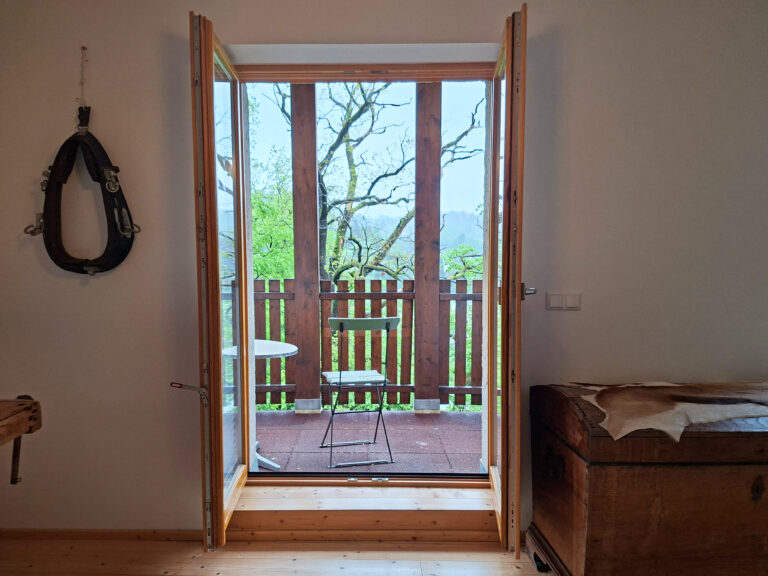 Das Bild zeigt den Blick auf den Balkon in der Erdgeschoss Ferienwohnung in der Luxusboofe in Königstein