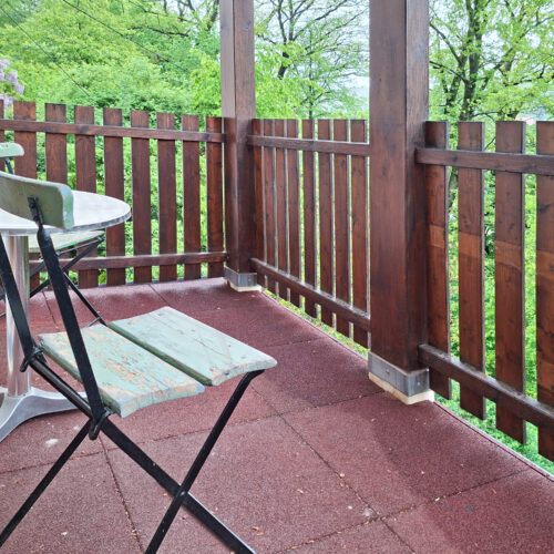 Das Bild zeigt den Balkon in der Erdgeschoss Ferienwohnung in der Luxusboofe in Königstein