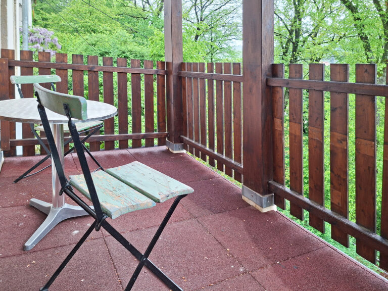 Das Bild zeigt den Balkon in der Erdgeschoss Ferienwohnung in der Luxusboofe in Königstein