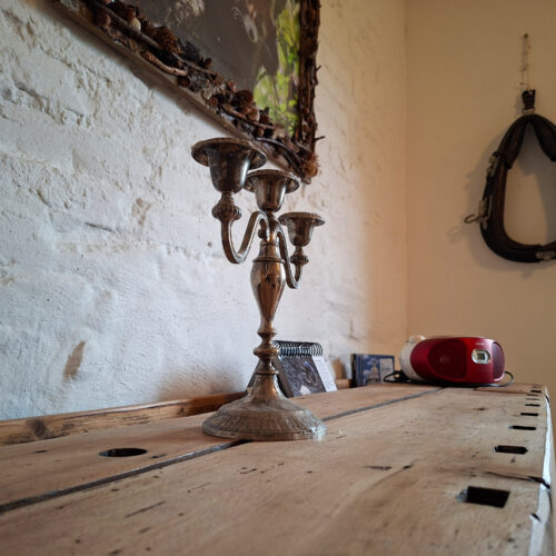 Das Bild zeigt Interieur des Wohnzimmers in der Erdgeschoss Ferienwohnung in der Luxusboofe in Königstein