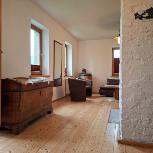 Das Bild zeigt das Wohnzimmer in der Erdgeschoss Ferienwohnung in der Luxusboofe in Königstein