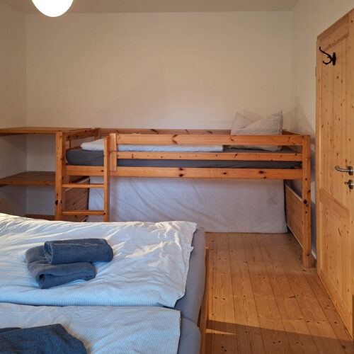 Das Bild zeigt das Schlafzimmer mit 4 Schlafplätzen in der Erdgeschoss Ferienwohnung in der Luxusboofe in Königstein
