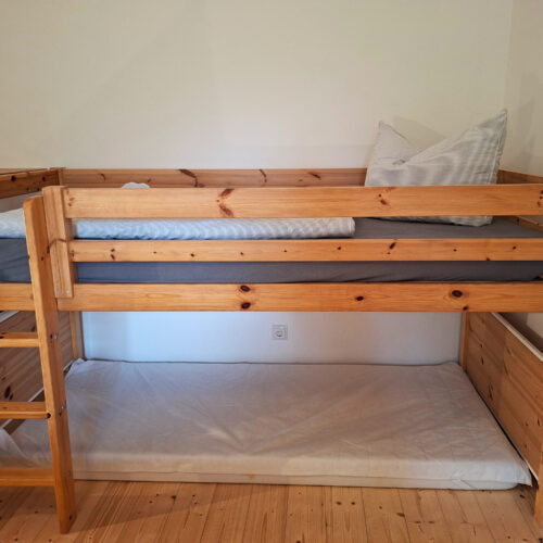 Das Bild zeigt das Etagenbett im Schlafzimmer in der Erdgeschoss Ferienwohnung in der Luxusboofe in Königstein