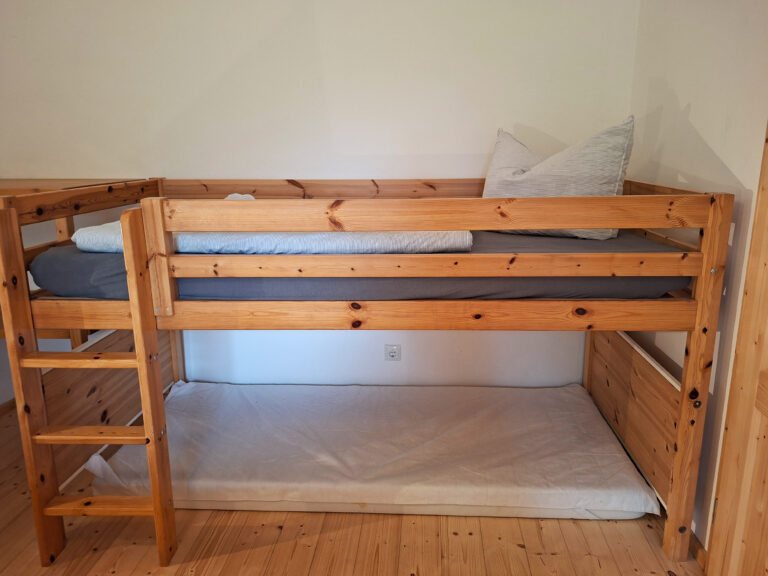 Das Bild zeigt das Etagenbett im Schlafzimmer in der Erdgeschoss Ferienwohnung in der Luxusboofe in Königstein