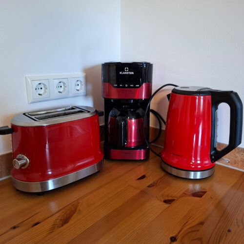 Das Bild zeigt die Küchenausstattung (Toaster, Kaffeemaschine, Wasserkocher) in der Erdgeschoss Ferienwohnung in der Luxusboofe in Königstein