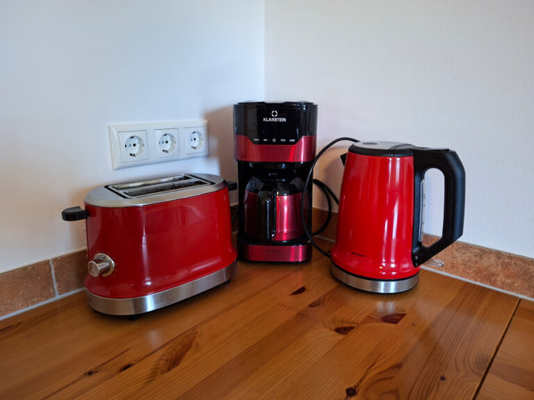 Das Bild zeigt die Küchenausstattung (Toaster, Kaffeemaschine, Wasserkocher) in der Erdgeschoss Ferienwohnung in der Luxusboofe in Königstein