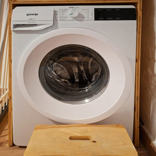 Das Bild zeigt die Waschmaschine im Bad in der Erdgeschoss Ferienwohnung in der Luxusboofe in Königstein