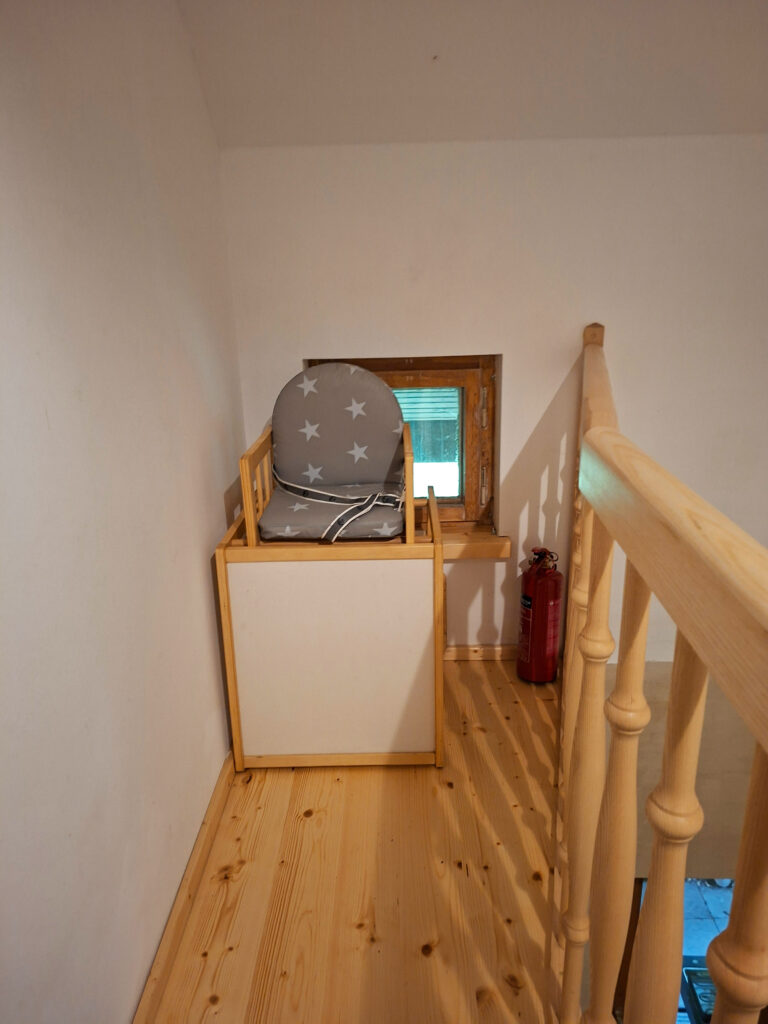 Das Bild zeigt den Kinderhochstuhl, der auf Anfrage in den Ferienwohnungen der Luxusboofe in Königstein verfügbar ist