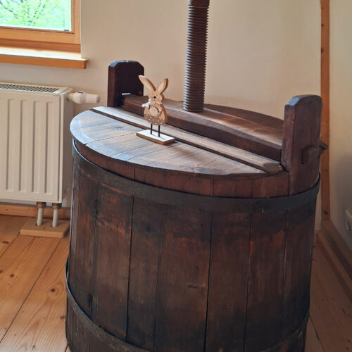 Das Bild zeigt Interieur des Wohnzimmers in der Obergeschoss Ferienwohnung in der Luxusboofe in Königstein