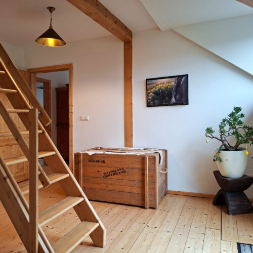 Das Bild zeigt den Aufgang vom Wohnzimmer zum Dachgeschoss in der Obergeschoss Ferienwohnung in der Luxusboofe in Königstein