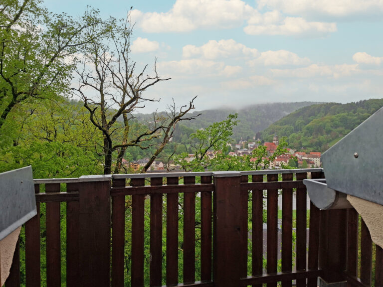 Das Bild zeigt den Blick vom Balkon in der Obergeschoss Ferienwohnung in der Luxusboofe in Königstein