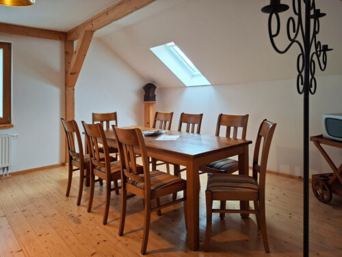 Das Bild zeigt den Esstisch in der Obergeschoss Ferienwohnung in der Luxusboofe in Königstein