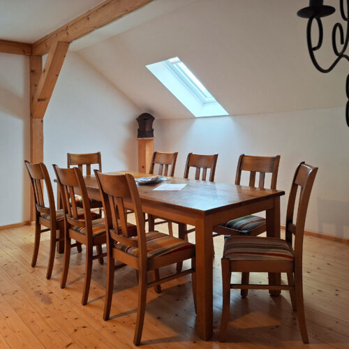 Das Bild zeigt den Esstisch in der Obergeschoss Ferienwohnung in der Luxusboofe in Königstein
