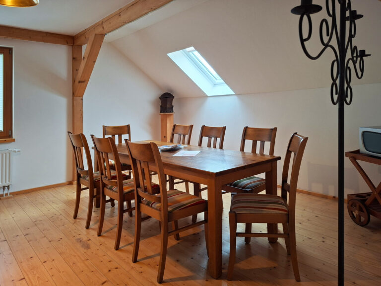 Das Bild zeigt den Esstisch in der Obergeschoss Ferienwohnung in der Luxusboofe in Königstein
