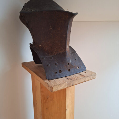 Das Bild zeigt einen alten Ritterhelm, der zur Deko in der Obergeschoss Ferienwohnung in der Luxusboofe in Königstein steht