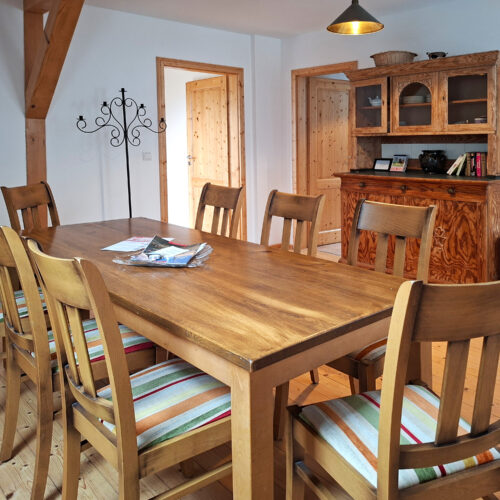 Das Bild zeigt den Esstisch in der Obergeschoss Ferienwohnung in der Luxusboofe in Königstein