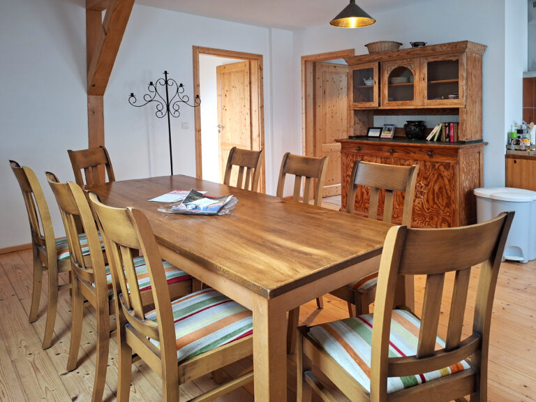 Das Bild zeigt den Esstisch in der Obergeschoss Ferienwohnung in der Luxusboofe in Königstein