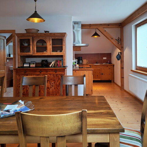 Das Bild zeigt die Küche mit Esstisch in der Obergeschoss Ferienwohnung in der Luxusboofe in Königstein