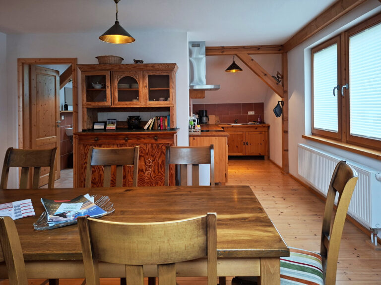 Das Bild zeigt die Küche mit Esstisch in der Obergeschoss Ferienwohnung in der Luxusboofe in Königstein