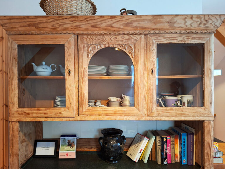 Das Bild zeigt das Küchenbuffet in der Obergeschoss Ferienwohnung in der Luxusboofe in Königstein