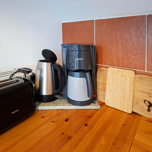 Das Bild zeigt die Küchenausstattung (Toaster, Kaffeemaschine, Wasserkocher) in der Obergeschoss Ferienwohnung in der Luxusboofe in Königstein