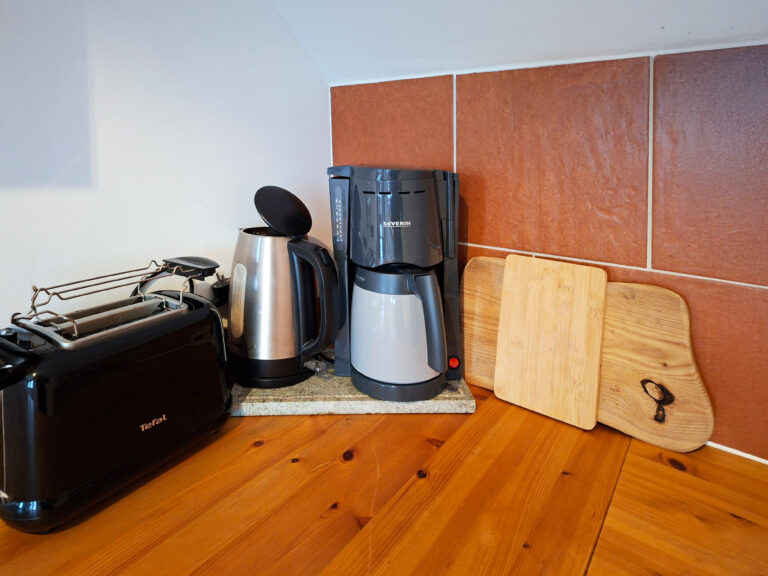 Das Bild zeigt die Küchenausstattung (Toaster, Kaffeemaschine, Wasserkocher) in der Obergeschoss Ferienwohnung in der Luxusboofe in Königstein