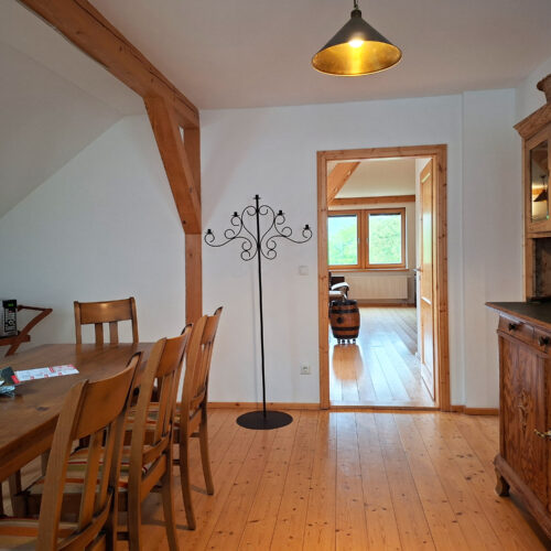 Das Bild zeigt den Esstisch in der Obergeschoss Ferienwohnung in der Luxusboofe in Königstein