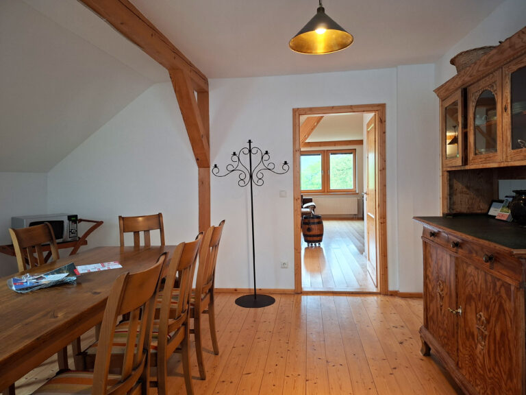 Das Bild zeigt den Esstisch in der Obergeschoss Ferienwohnung in der Luxusboofe in Königstein