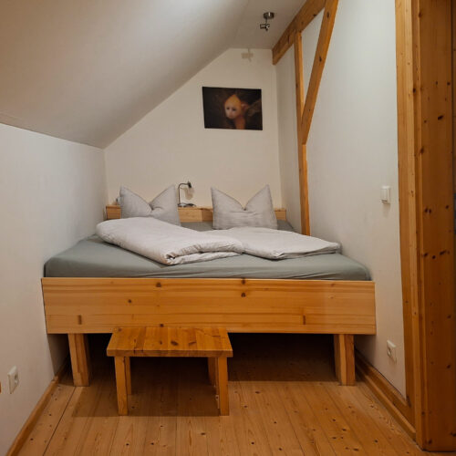 Das Bild zeigt das Schlafzimmer in der Obergeschoss Ferienwohnung in der Luxusboofe in Königstein