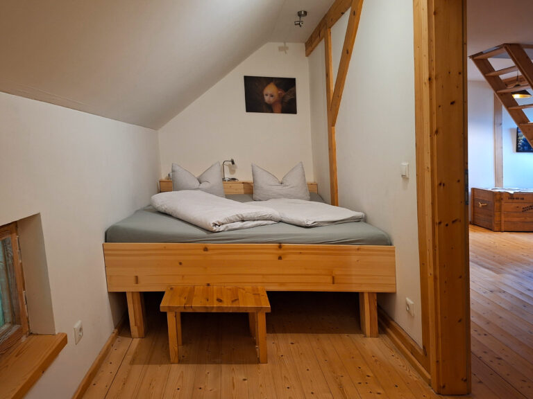 Das Bild zeigt das Schlafzimmer in der Obergeschoss Ferienwohnung in der Luxusboofe in Königstein