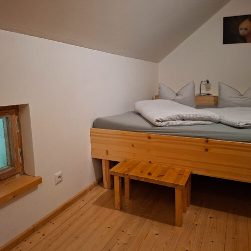Das Bild zeigt das Schlafzimmer in der Obergeschoss Ferienwohnung in der Luxusboofe in Königstein