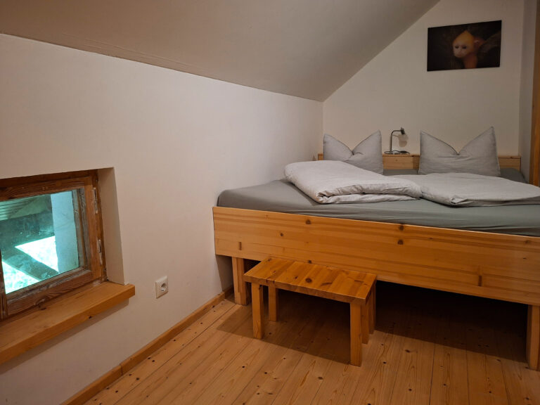 Das Bild zeigt das Schlafzimmer in der Obergeschoss Ferienwohnung in der Luxusboofe in Königstein