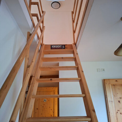 Das Bild zeigt den Aufgang vom Wohnzimmer zum Dachgeschoss in der Obergeschoss Ferienwohnung in der Luxusboofe in Königstein