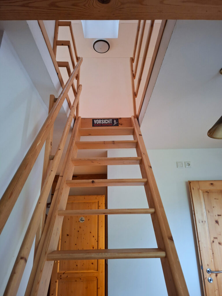 Das Bild zeigt den Aufgang vom Wohnzimmer zum Dachgeschoss in der Obergeschoss Ferienwohnung in der Luxusboofe in Königstein